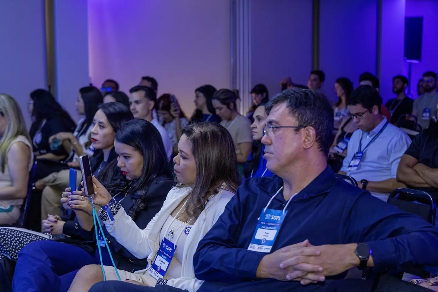 Plateia do SGPL atenta a uma palestra