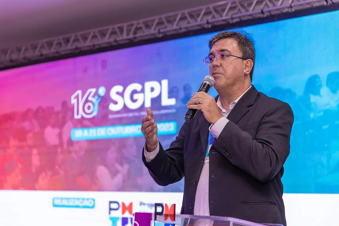 Palestrante no palco do 16º SGPL (2023).