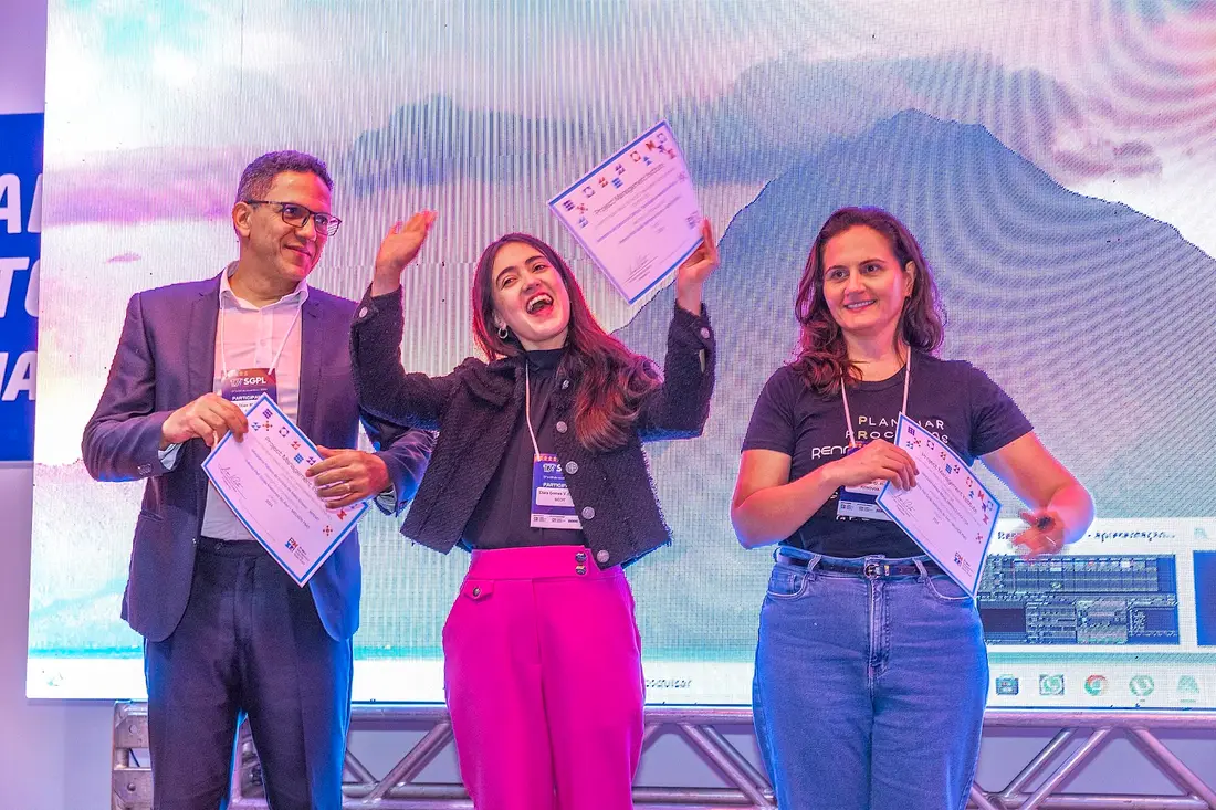 Reconhecimento no palco do 17º SGPL (2024).